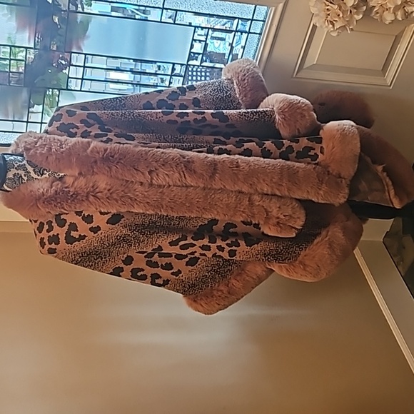KATHY IRELAND Fashion 360 Safari Skies Faux Fur Trim Cape - NEW - Picture 2 of 4